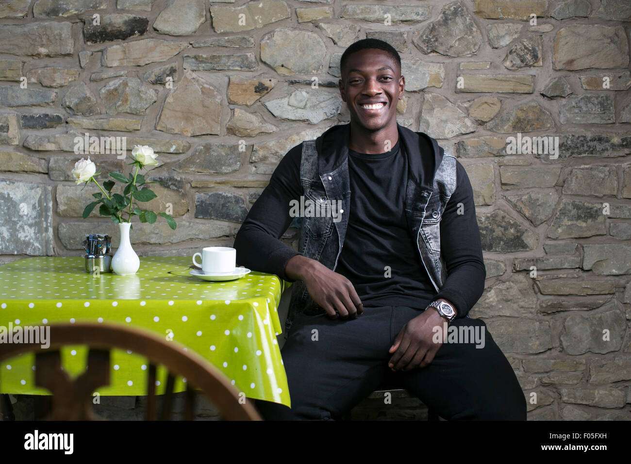 Ritratto del calciatore Marvin Sordell in una sala da tè. Foto Stock