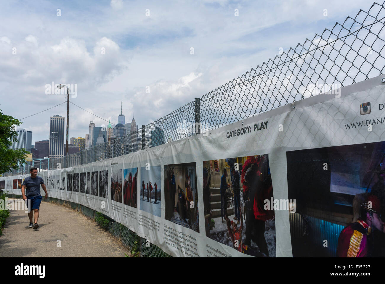 La città di New York, Stati Uniti d'America, scene di strada, il Ponte di Brooklyn Park, mostra fotografica sul recinto esterno Foto Stock