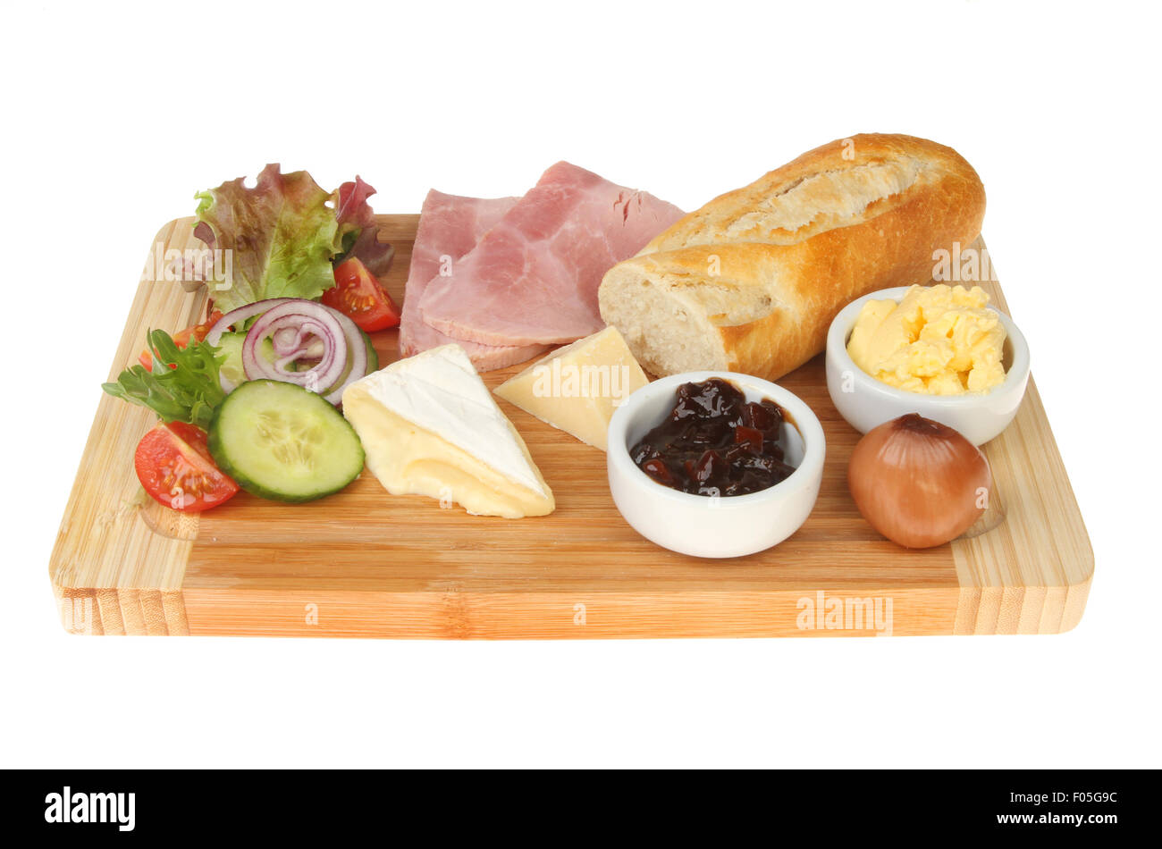 Prosciutto e formaggio plowman pranzo su una tavola di legno che serve platter isolata contro bianco Foto Stock