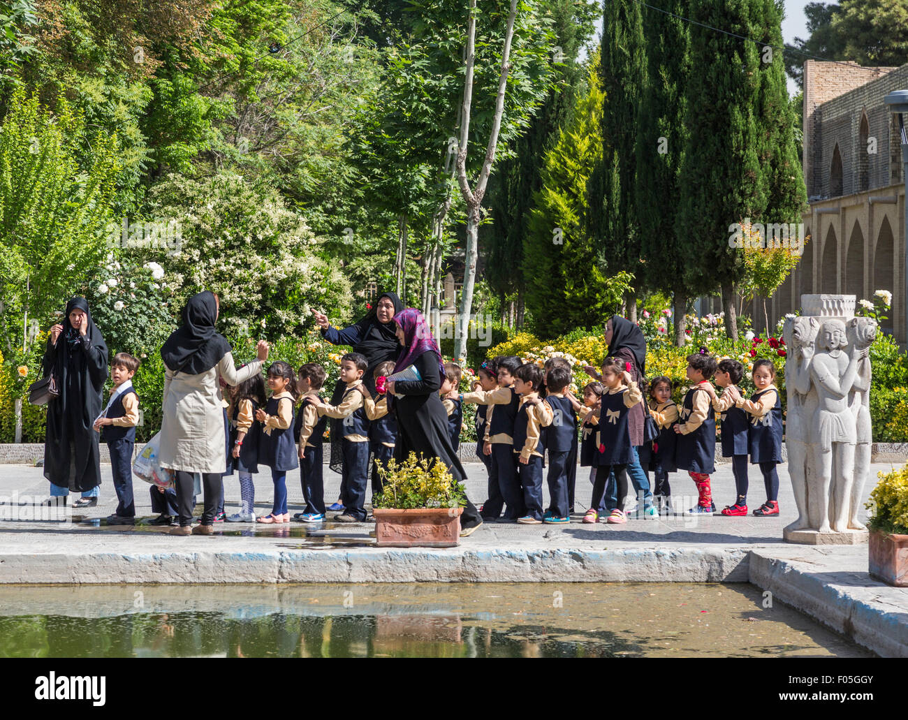 La scuola dei bambini sulla gita di Chehel Sutun palace, Isfahan, Iran Foto Stock