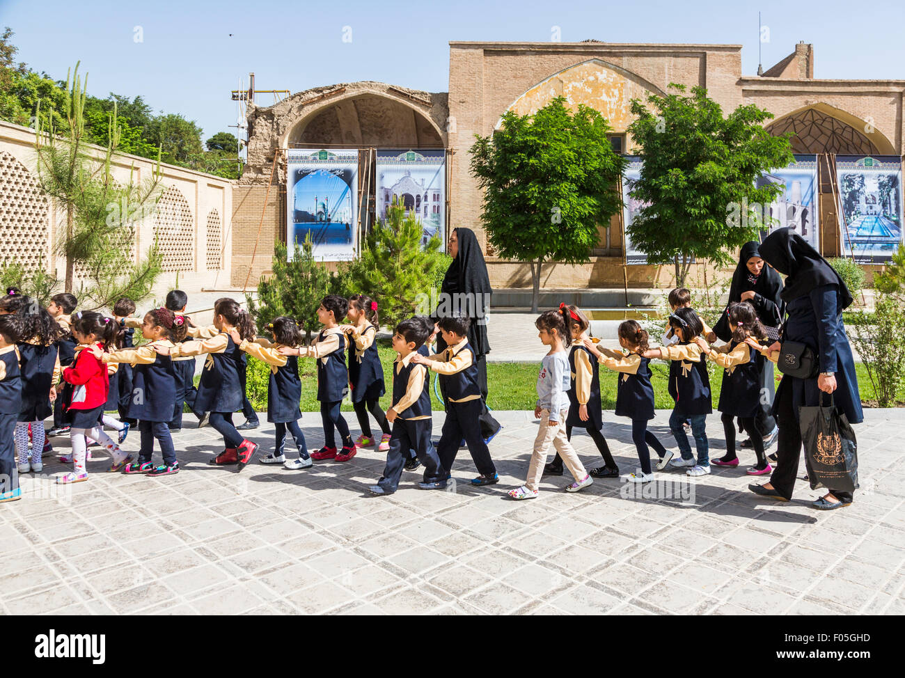 La scuola dei bambini sulla gita, Isfahan, Iran Foto Stock