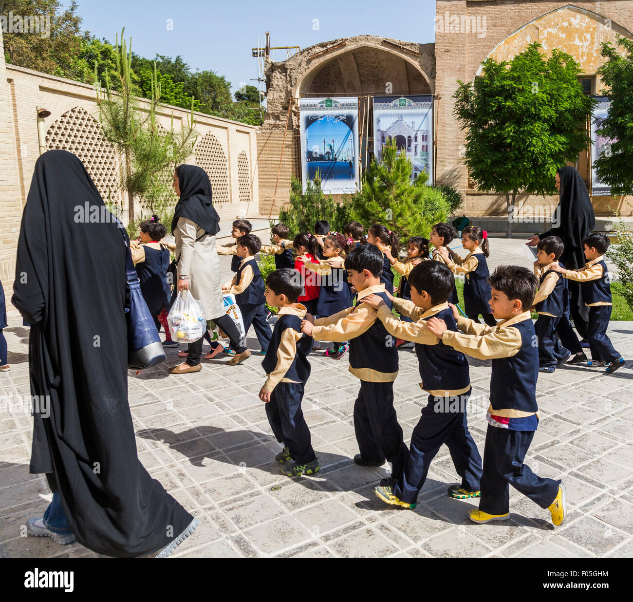 La scuola dei bambini sulla gita, Isfahan, Iran Foto Stock