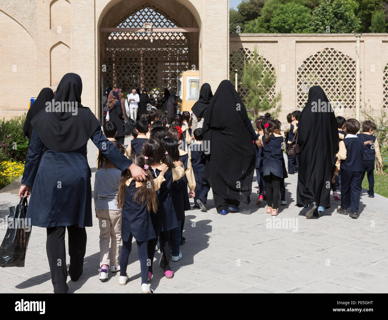 La scuola dei bambini sulla gita, Isfahan, Iran Foto Stock