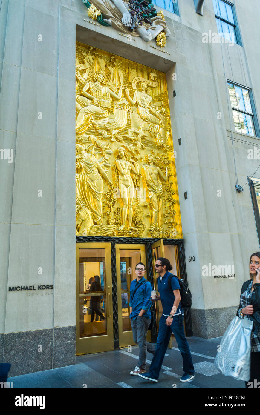 La città di New York, Stati Uniti d'America, scene di strada shopping sulla Quinta Avenue, Luxury brand della moda, Michael Kors Store, Rockefeller Center Foto Stock