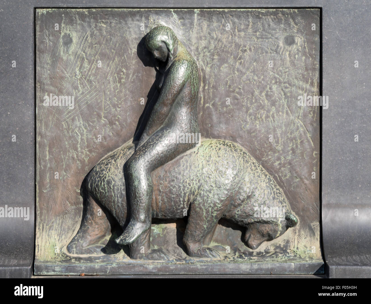 Rilievo bronzeo di giovane donna e recare da "eterna del ciclo di vita dell'umanità" rilievi circa il Parco Vigeland con fontana centrale Foto Stock