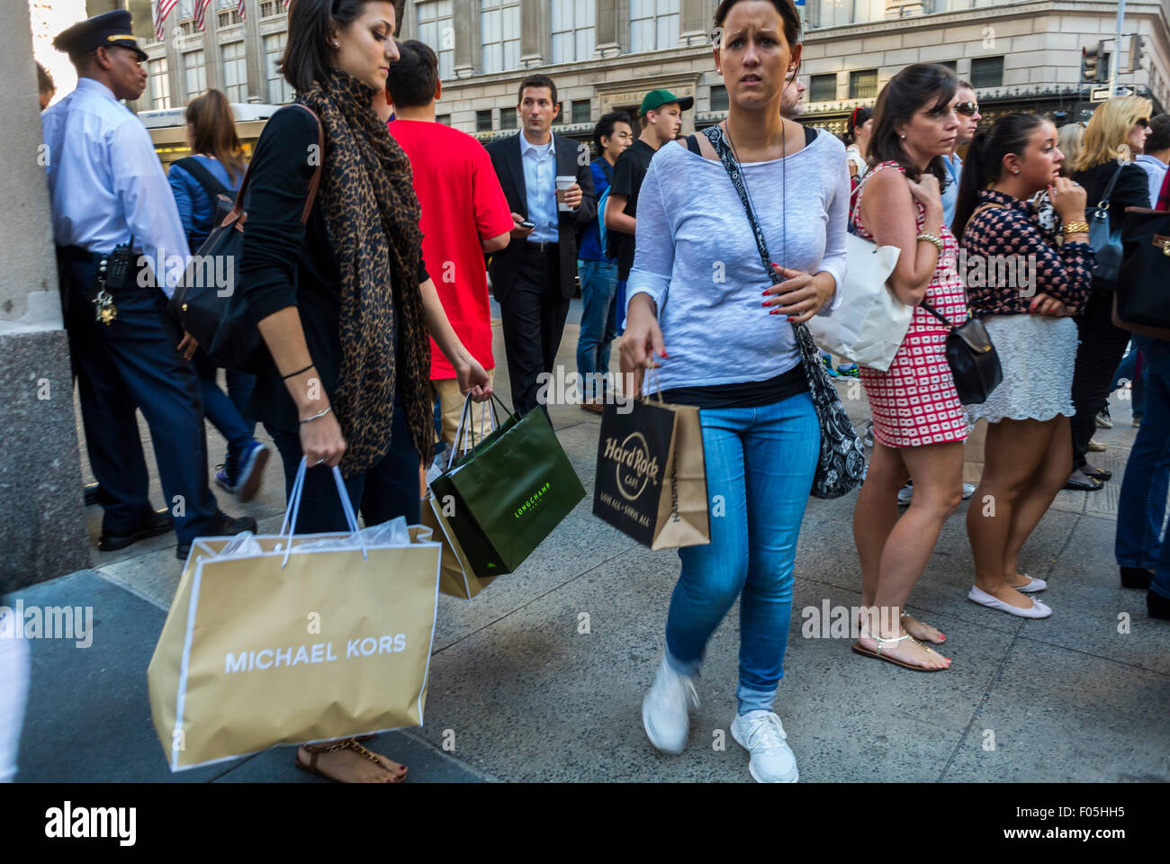 New York City, USA, Street Scenes scena di grande folla di donne che tengono le borse per lo shopping, sulla Fifth Avenue, passeggiata urbana Foto Stock