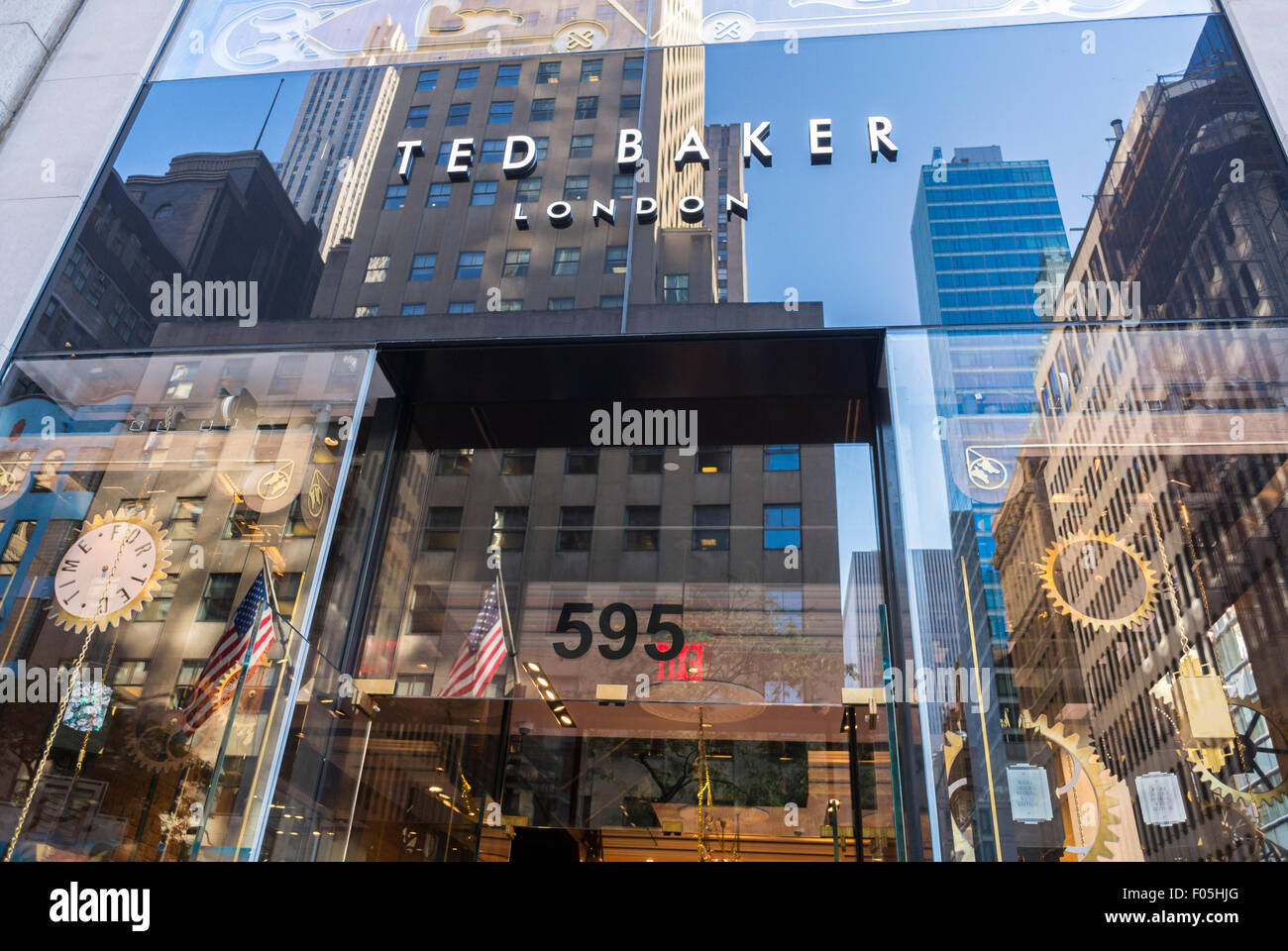La città di New York, Stati Uniti d'America, shopping sulla Quinta Avenue, Lusso marchi di moda "Ted Baker' Shop segno anteriore, riflessione della finestra Foto Stock