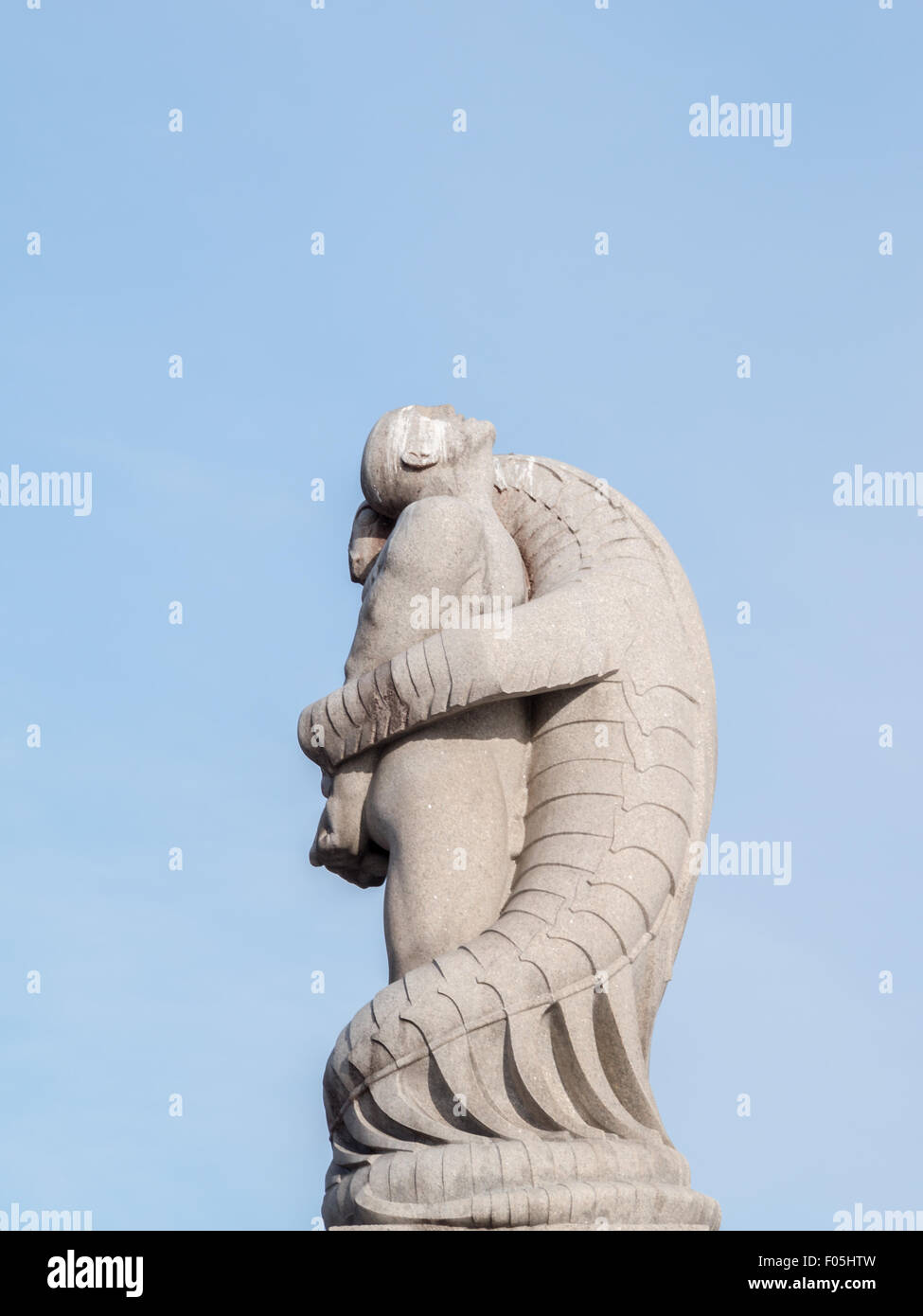 Scultura di granito di lucertola tenendo un uomo nel Parco Vigeland Foto Stock