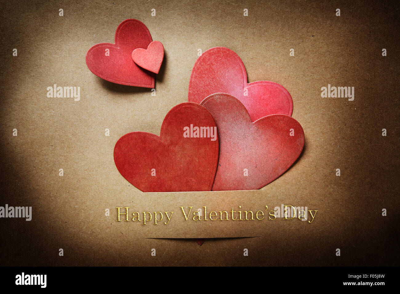 Carta tagliata cuori sulla terra la carta colorata con Happy Valentines Day testi Foto Stock