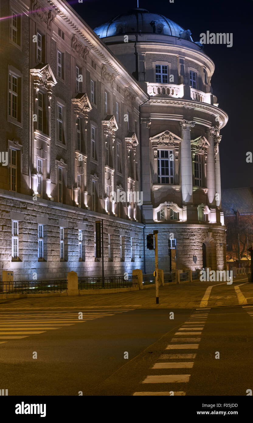 Il palazzo dell'Accademia delle Scienze Mediche di notte Foto Stock