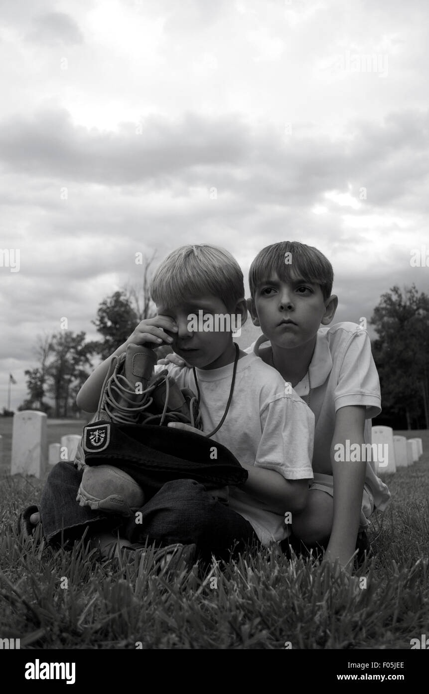 Bambini militare, la morte di un soldato e di un padre, dietro a sinistra Foto Stock