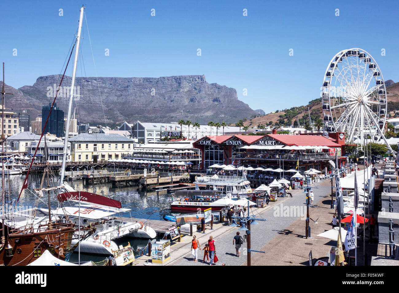 Città del Capo Sud Africa, V & A Victoria Alfred Waterfront, Table Bay Harbour, porto, Table Mountain, Cape Wheel, Ferris, Cape Union Mart, SAfri150310049 Foto Stock