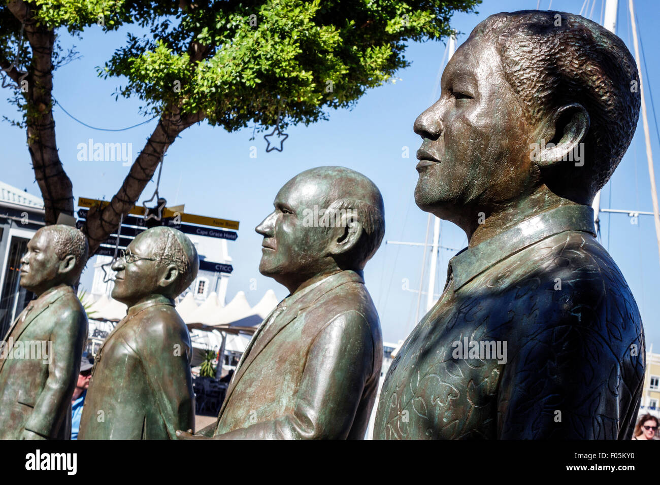 Città del Capo Sud Africa,V & A Victoria Alfred Waterfront,Nobel Square,premiati,Albert Luthuli,Desmond Tutu,FW de Klerk,Nelson Mandela,Bronze statu Foto Stock