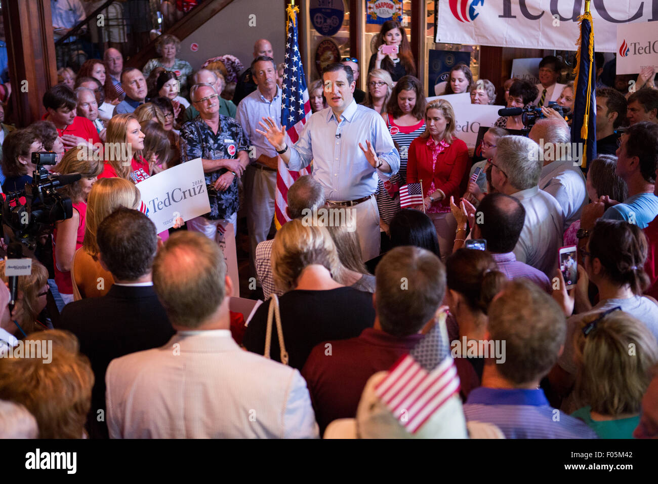 Mt Pleasant, South Carolina, Stati Uniti d'America. Il 7 agosto, 2015. Stati Uniti Il senatore e GOP candidato presidenziale Ted Cruz parla durante una campagna stop alla libertà tocca Sala ristorante Agosto 7, 2015 in Mt Pleasant, Carolina del Sud. L evento è stato il kick off per sette giorni di bus tour chiamato Cruz Paese Bus Tour del sud degli Stati Uniti. Credito: Planetpix/Alamy Live News Foto Stock