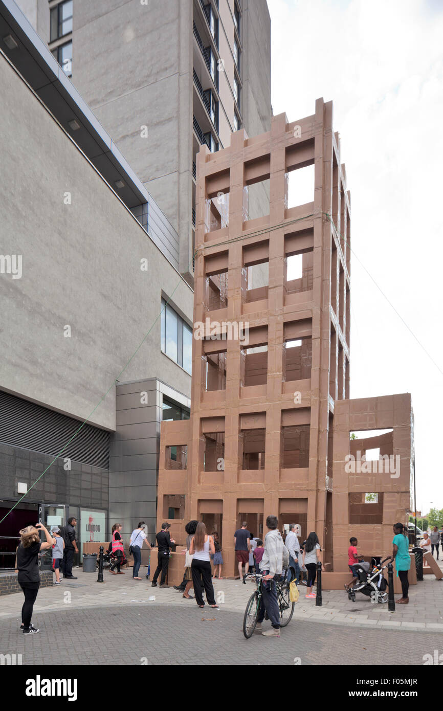 Londra, Regno Unito. Il 7 agosto, 2015. Il popolo di Torre è un misuratore 14 struttura alta costruzione di scatole di cartone al di fuori del Artsdepot in North Finchley London 7 agosto 2015. Il frutto del francese visual artist Olivier Grossetête. Olivier lavora all'aperto con volontari locali e i partecipanti utilizzando cartone e materiali riciclati per i suoi progetti. Organizzato da far circolare un consorzio di organizzazioni che hanno sviluppato un esterno di arti della rete esterna in Londra. Credito: David Bleeker Photography.com/Alamy Live News Foto Stock