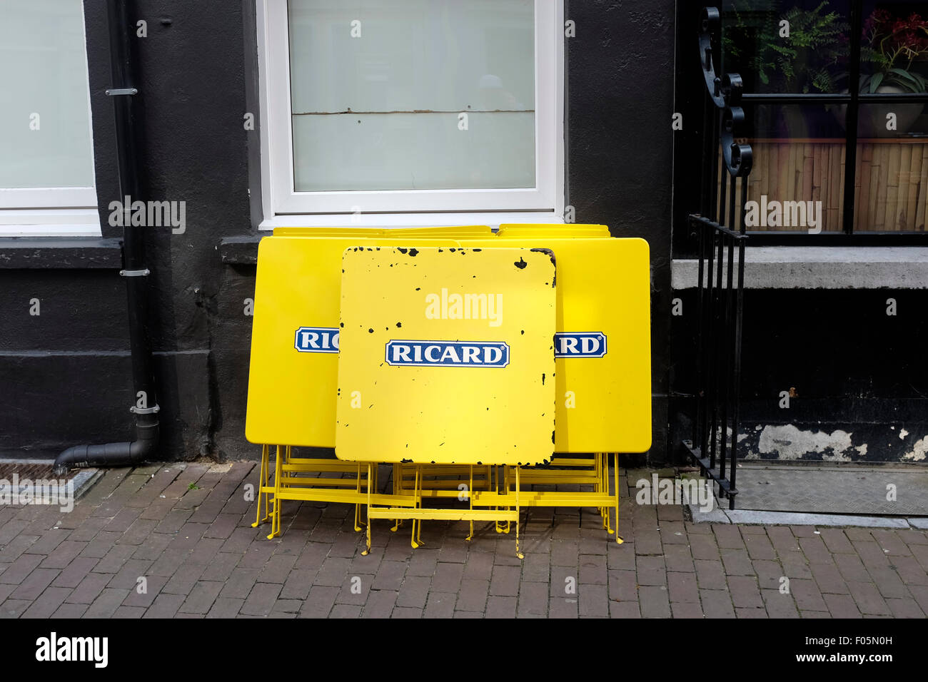 Tabelle ripiegate pubblicità RIcard pastis in Anversa, Belgio Foto Stock