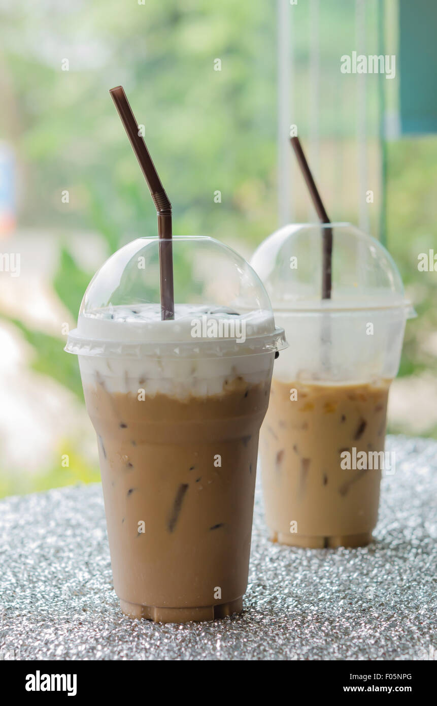 Caffè ghiacciato con paglia in una tazza di plastica per bersagli facili Foto Stock