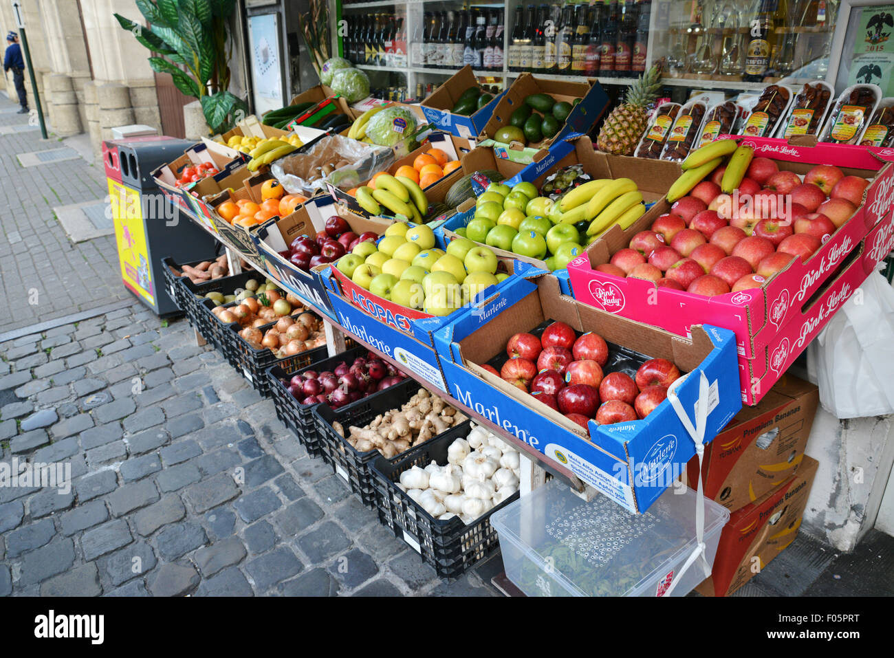 Bruxelles, Belgio - 21 Maggio 2015: la frutta e la verdura stand a Bruxelles la promozione di prodotti organici. Foto Stock