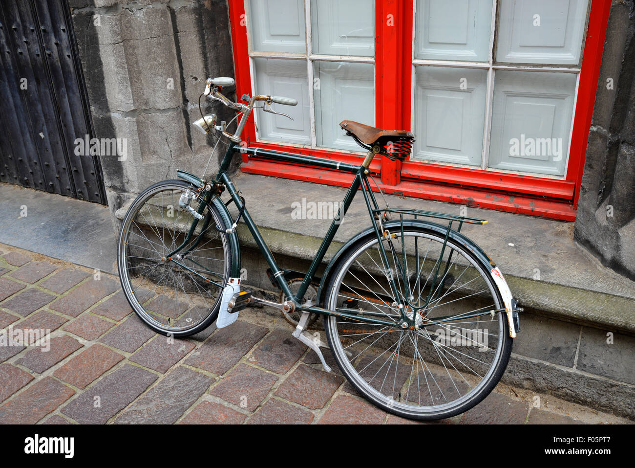 Parcheggiate la bici in una lonely street a Bruges, Belgio Foto Stock