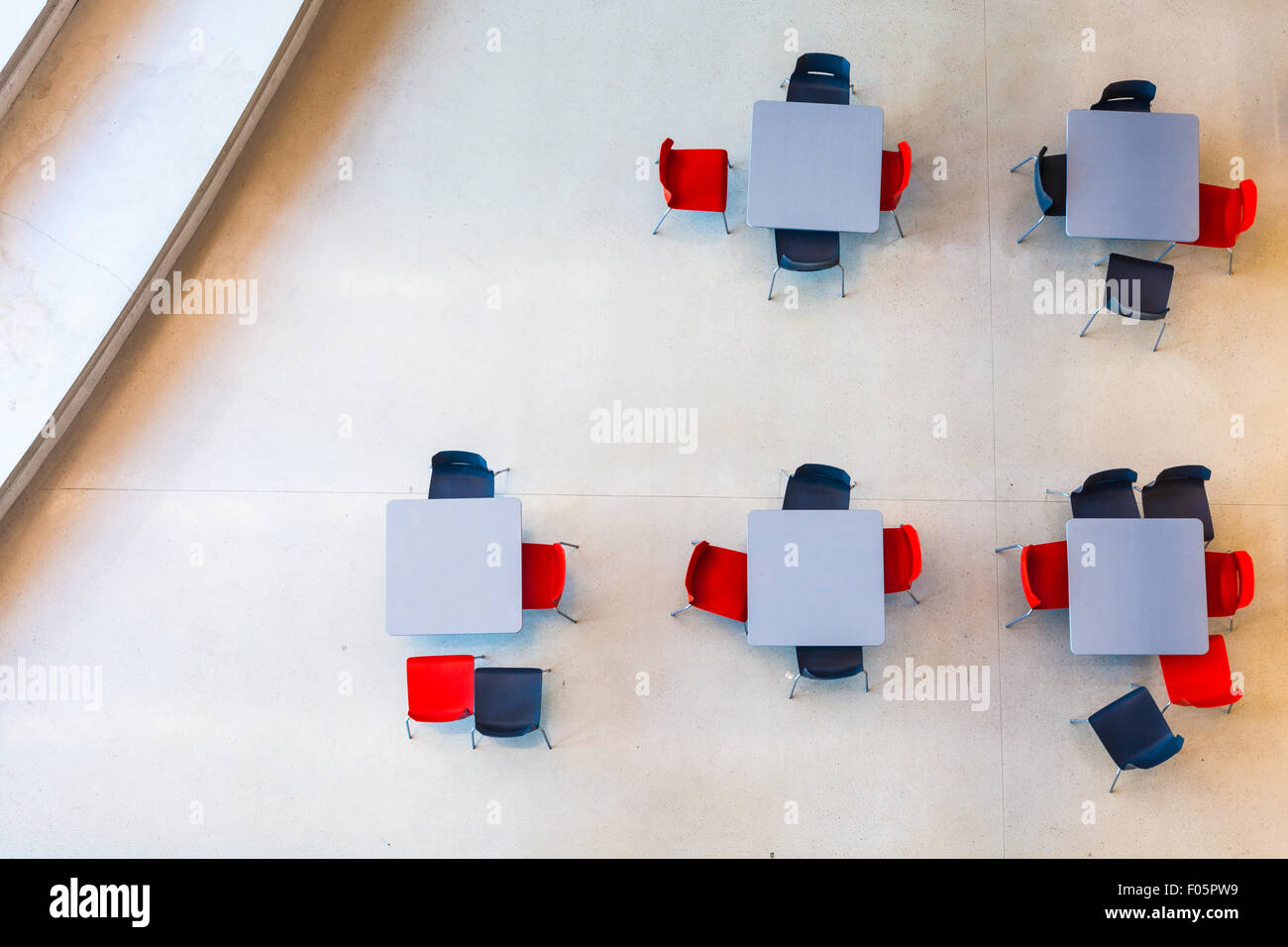 Array casuale di tavoli e sedie nel nido student union building a UBC a Vancouver Foto Stock