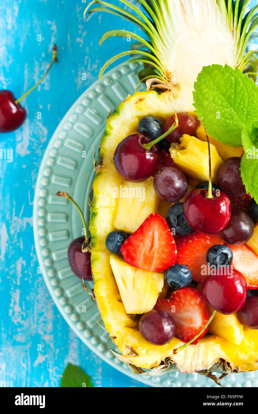 Insalata di frutta in ananas Foto Stock