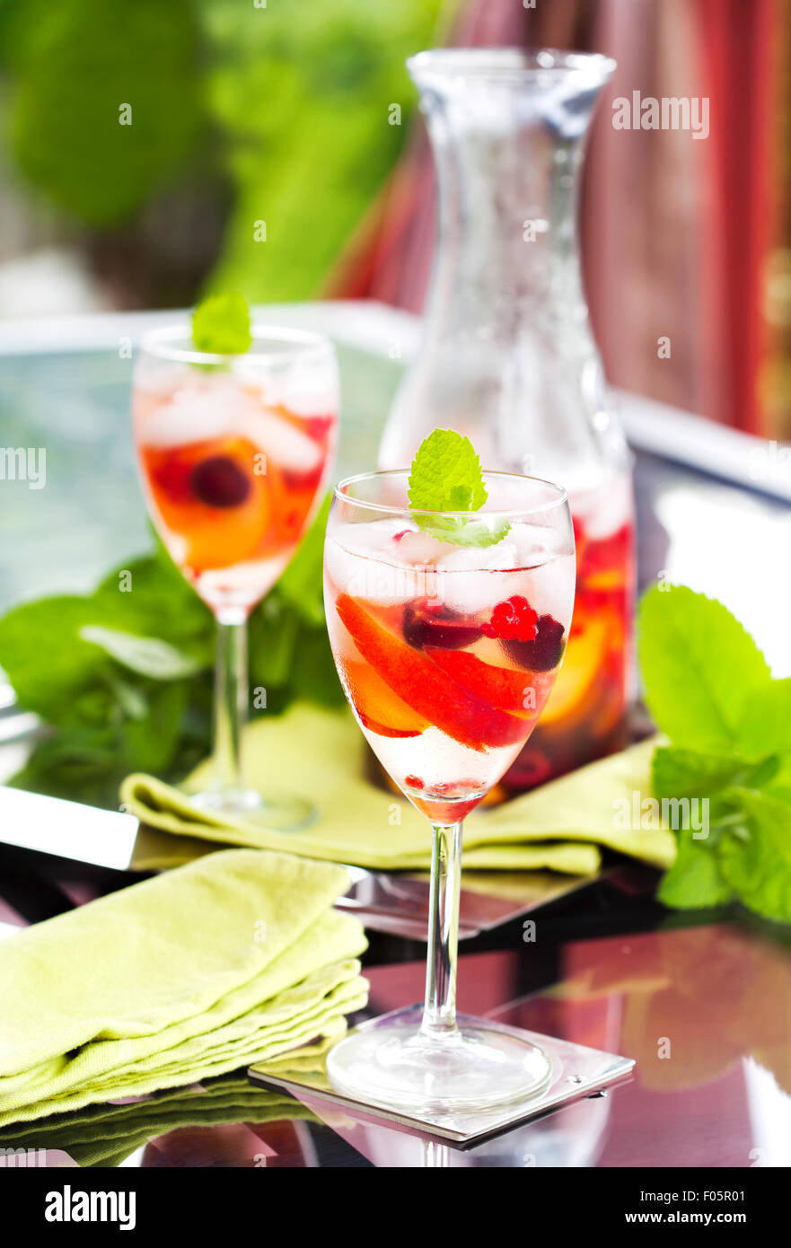 La sangria bianca con frutti e bacche. Foto Stock