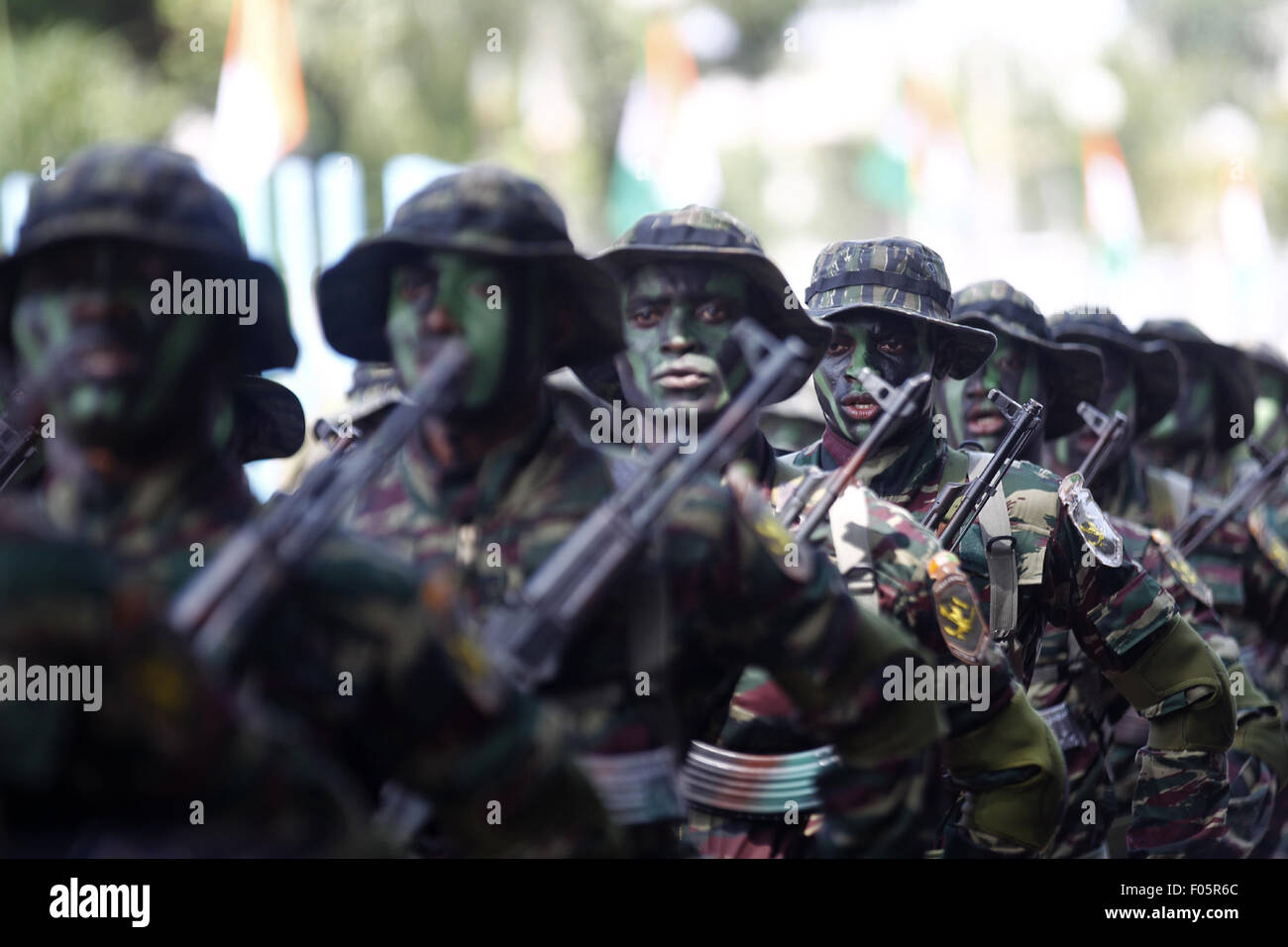 Abidjan. 8 Ago, 2015. Soldati di prendere parte ad una parata militare che segna il cinquantacinquesimo anniversario della Costa d'Avorio l'indipendenza, in Abidjan il 7 agosto 2015. © Xinhua/Alamy Live News Foto Stock