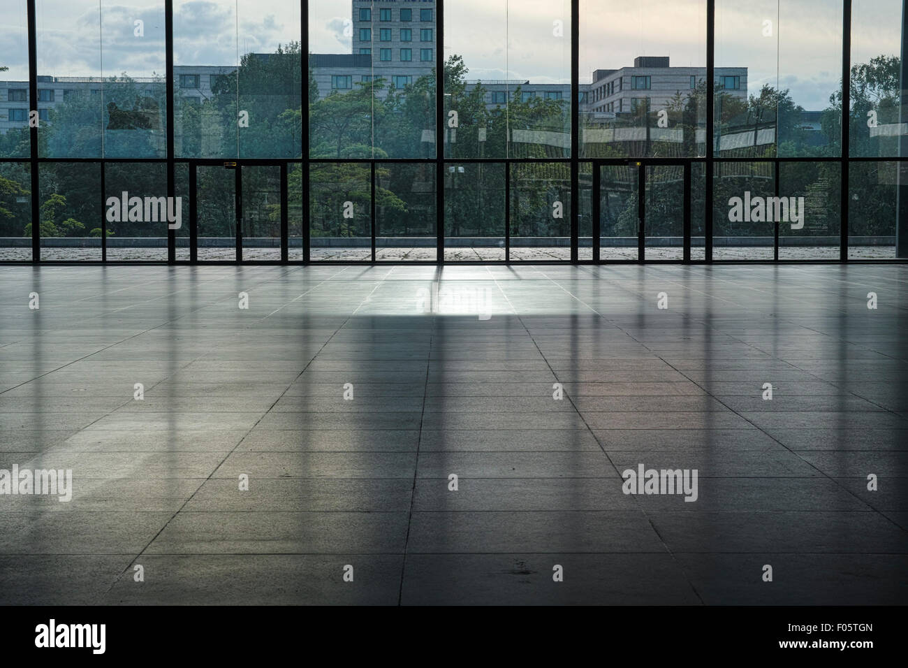 Neue Nationalgalerie di Berlino prima del rinnovamento/restauro. Vuota la sala interna. Foto Stock
