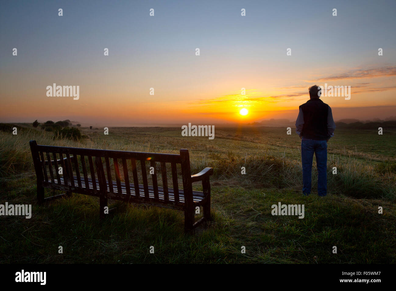 Southport, Merseyside, Regno Unito 8 agosto 2015. Regno Unito Meteo. 10 gradi Celsius con bassa nebbia all'alba. RSPB Nature Reserve, Marsh Rimmer's con aria umida fredda su zone umide causata da un'inversione atmosferica - una condizione nebbiosa in cui uno strato di aria fredda forma nebbia al suolo. Quest'area, parte dell'estuario della Rible di importanza internazionale, è un delizioso equilibrio di prati e zone umide che offrono un habitat perfetto per il pascolo estivo e gli uccelli delle paludi e un importante rifugio in inverno per le oche dai piedi rosa e altri uccelli selvatici. Foto Stock