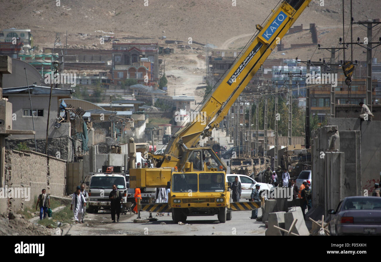 A Kabul, Afghanistan. 8 Ago, 2015. Poliziotti afghani ispezionare il sito di un attacco da parte di talebani su un composto di stranieri a Kabul, in Afghanistan, e il Agosto 8, 2015. Un soldato della NATO-led supporto risoluto (RS) missione è stato ucciso durante un attacco a Kabul il venerdì notte, ha detto una dichiarazione rilasciata dalla coalizione di sabato. Credito: Ahmad Massoud/Xinhua/Alamy Live News Foto Stock