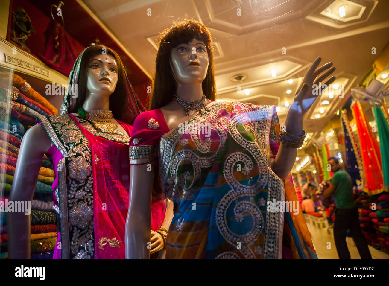 Mannequins ad un deposito di moda delle donne a Jaipur, Rajashtan, India. Foto Stock