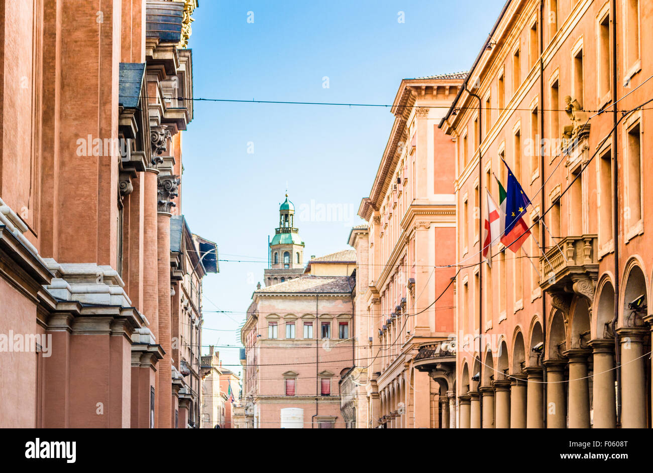 Moderno e vecchi sentimenti insieme mentre si cammina attraverso vicoli, portici, Windows e gli antichi edifici del centro storico di Bologna in Italia settentrionale Foto Stock