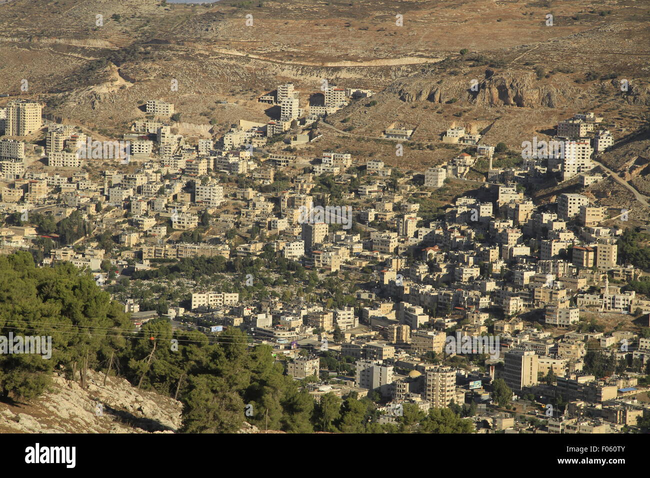 La Samaria, una vista della città palestinese Nablus (Sichem) come visto dal monte Gherizim, monte Ebal è in background Foto Stock