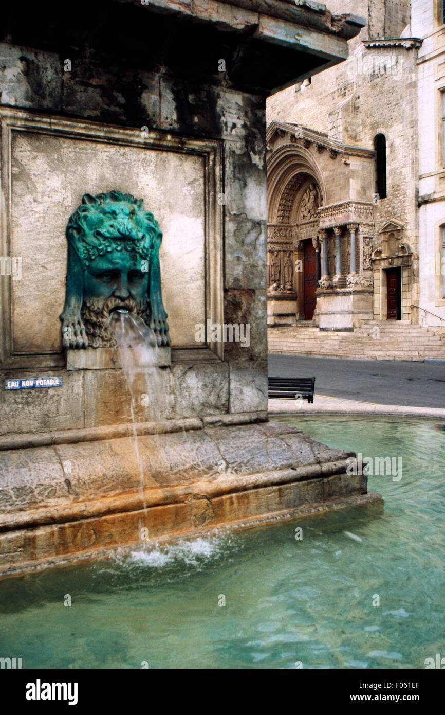 Francia, Bouches du Rhone, Arles, Fontana a Place de la Republique e Saint Trophime cattedrale in background. Foto Stock