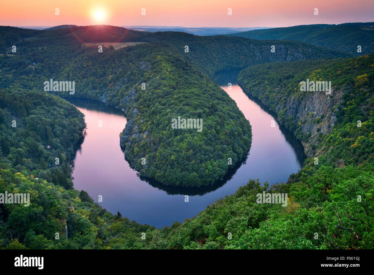 Ansa del fiume. Bellissimo meandro del fiume Vltava nella Repubblica Ceca durante il periodo estivo il tramonto. Foto Stock