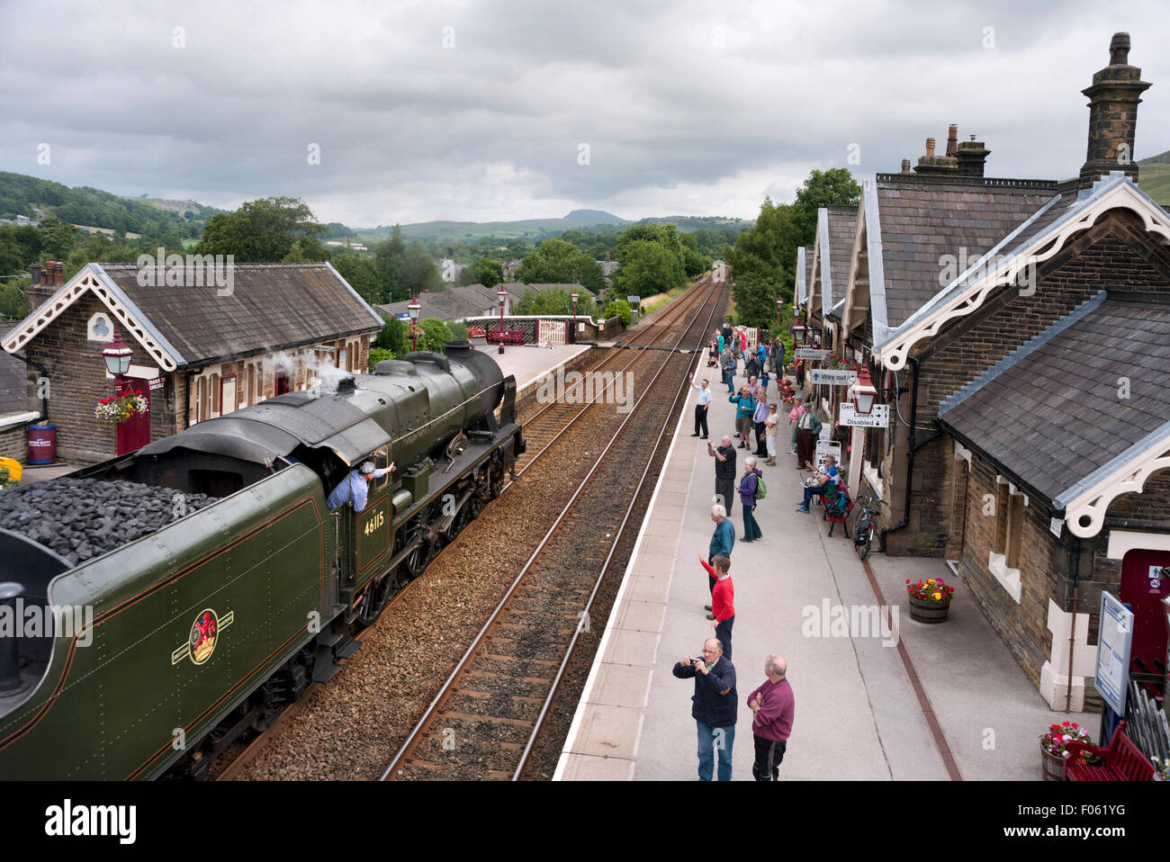 Locomotiva a vapore "Guardsman culle' tiene il Fellsman treno speciale attraverso la stazione di stabilirsi, Settle, North Yorkshire , REGNO UNITO. Foto Stock