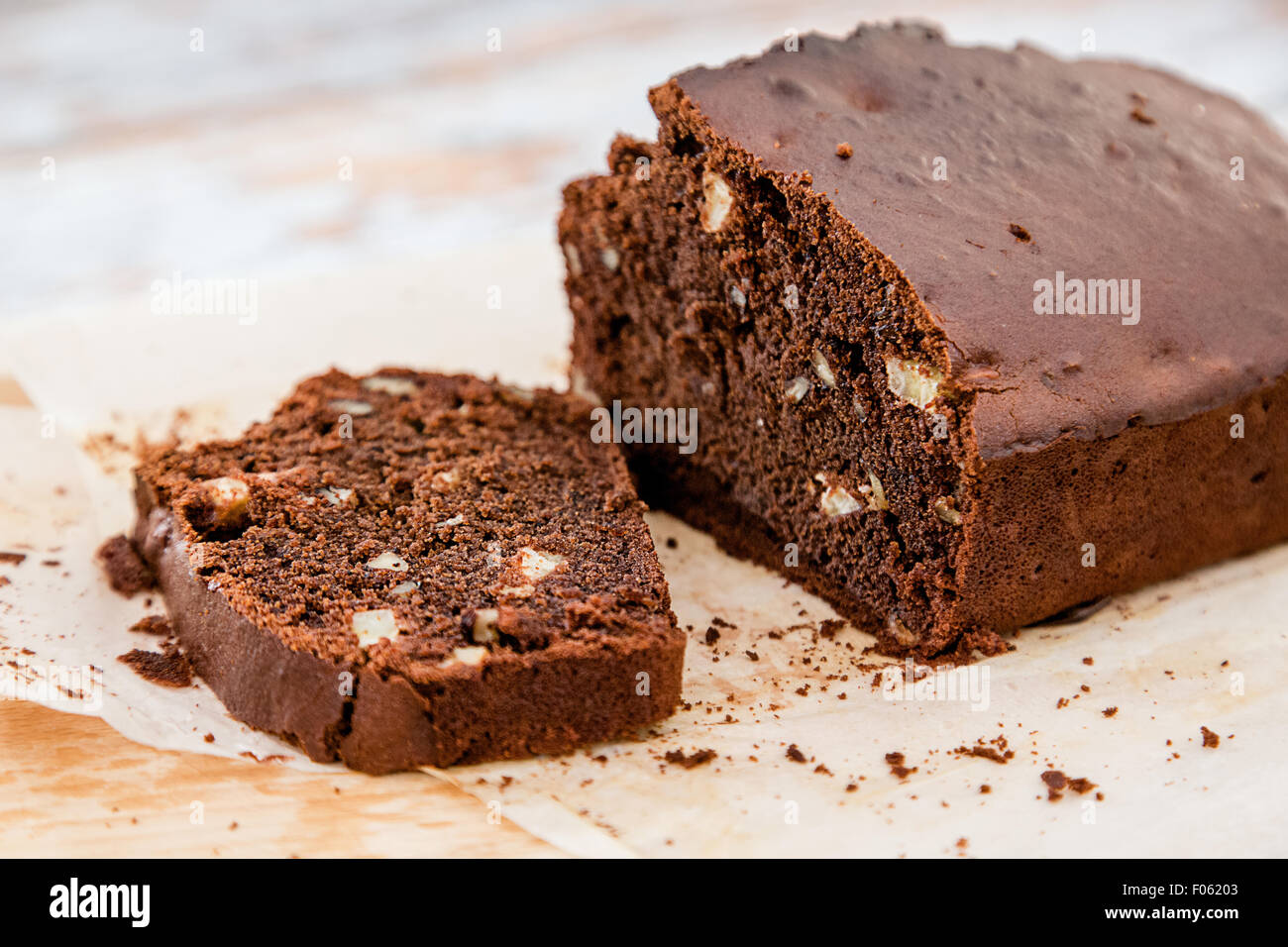 Fatti in casa, cioccolato, banana e torta alle noci Foto Stock