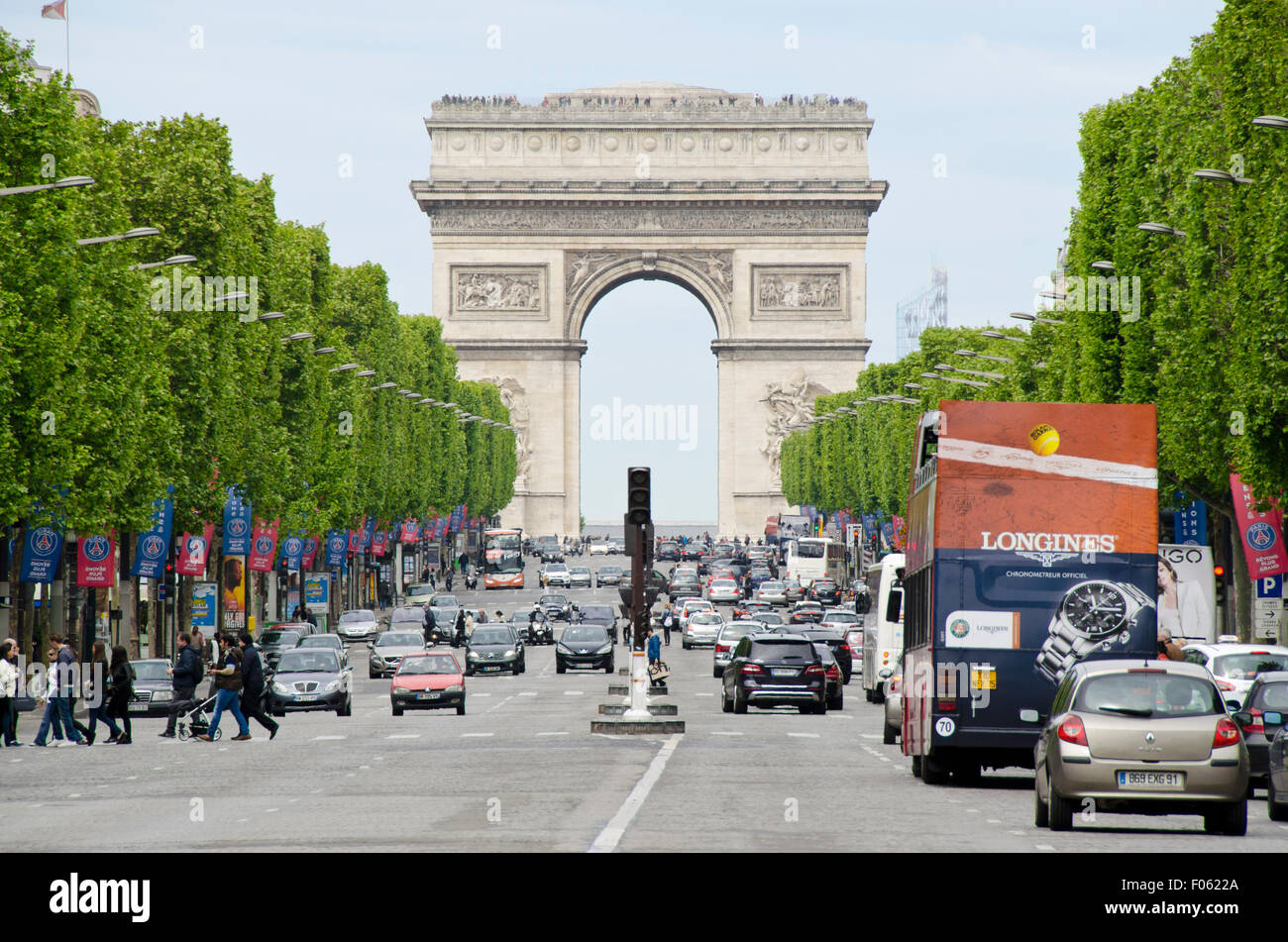Avenue des Champs-Élysées conduce all'Arc de Triomphe Foto Stock