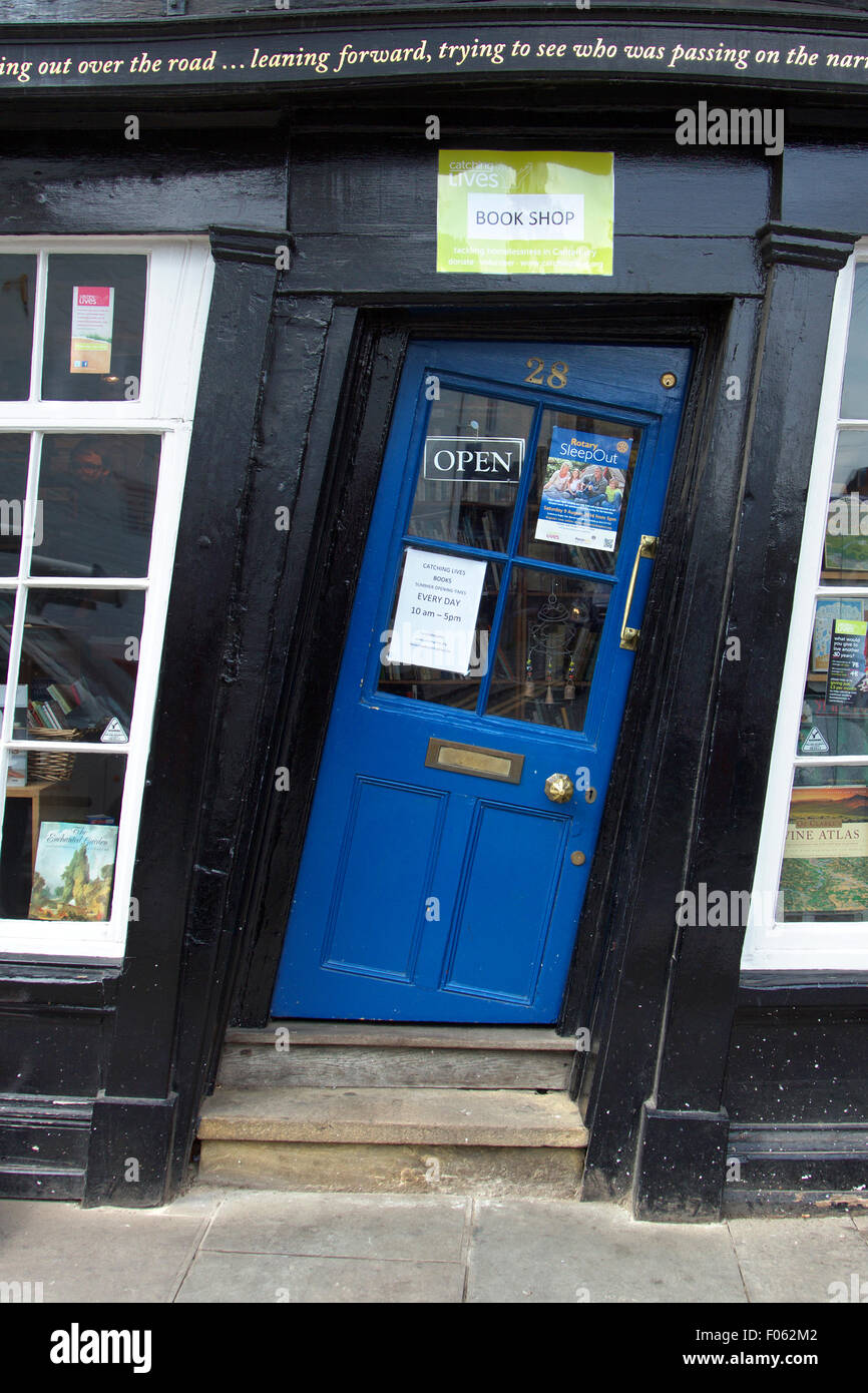 Crocked blue door, Canterbury, Inghilterra Foto Stock
