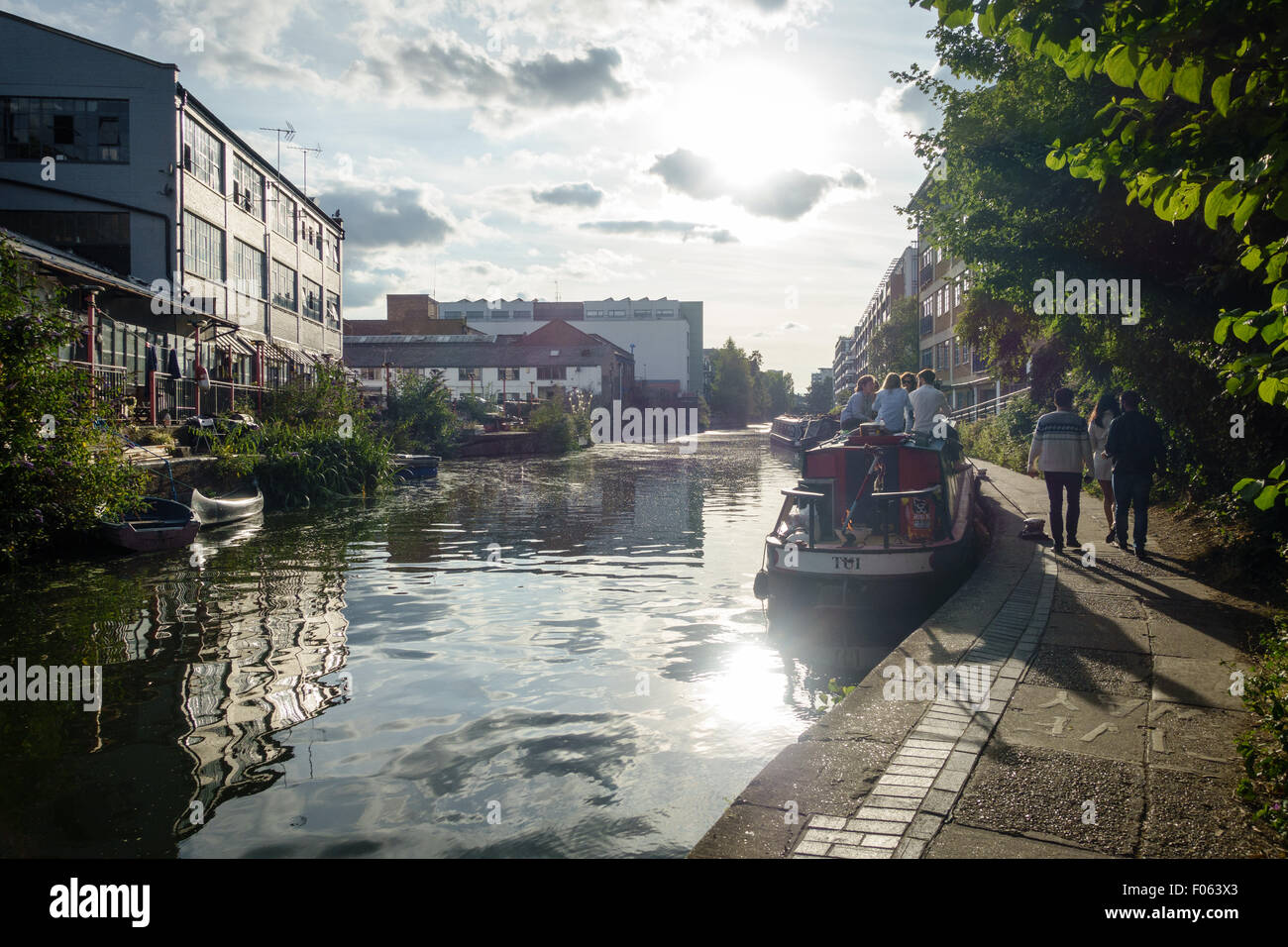 Chi vuole trascorrere un weekend di sole al giorno in estate 2015 da un canale nella zona est di Londra. Foto Stock
