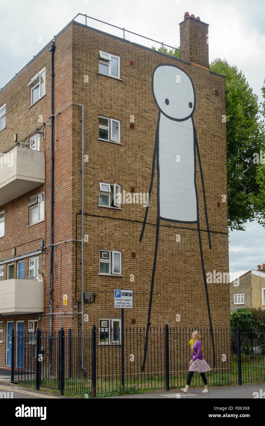 Arte Urbana in arenaria di un edificio residenziale nella zona est di Londra, Regno Unito. Foto Stock