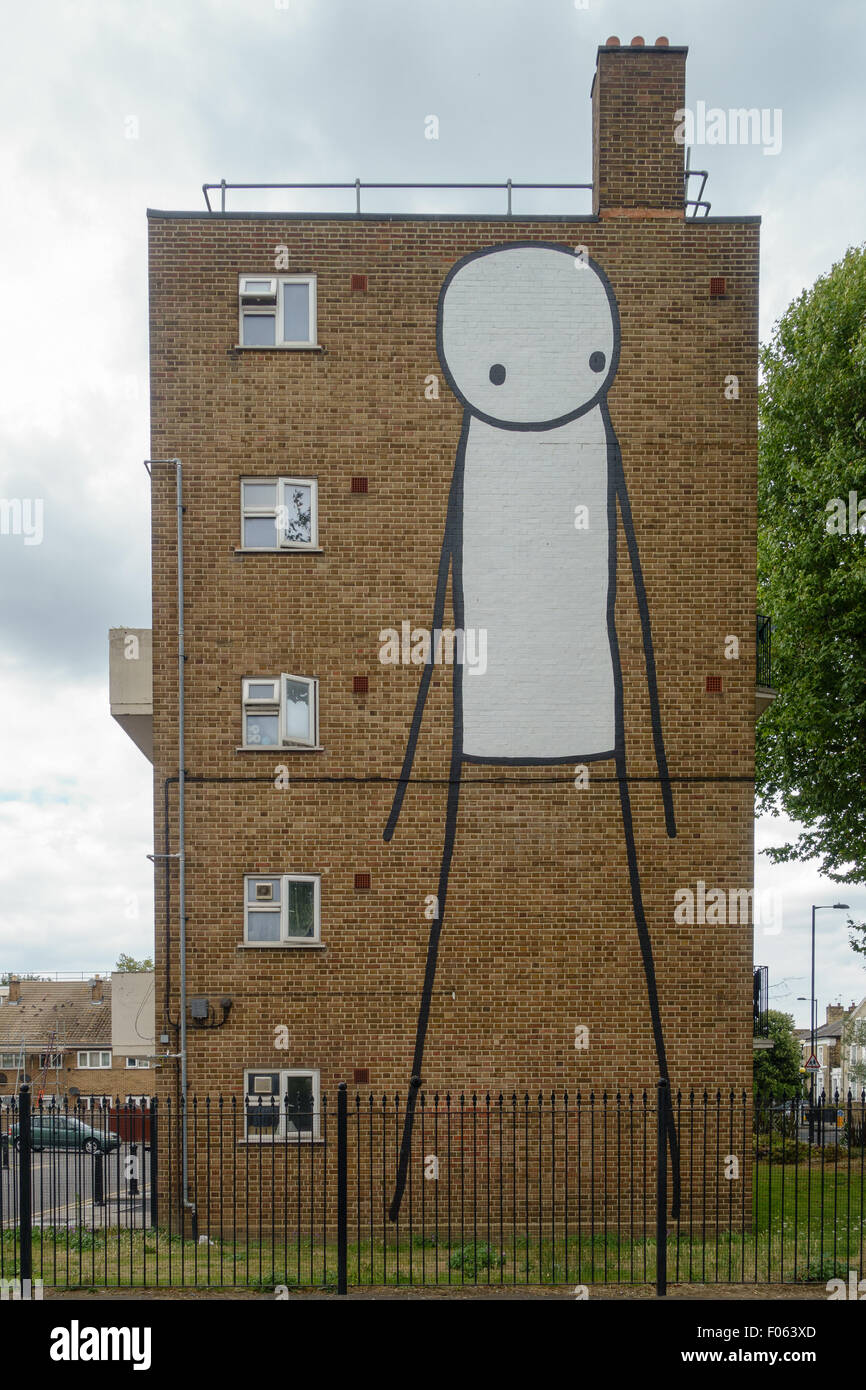 Arte Urbana in arenaria di un edificio residenziale nella zona est di Londra, Regno Unito. Foto Stock