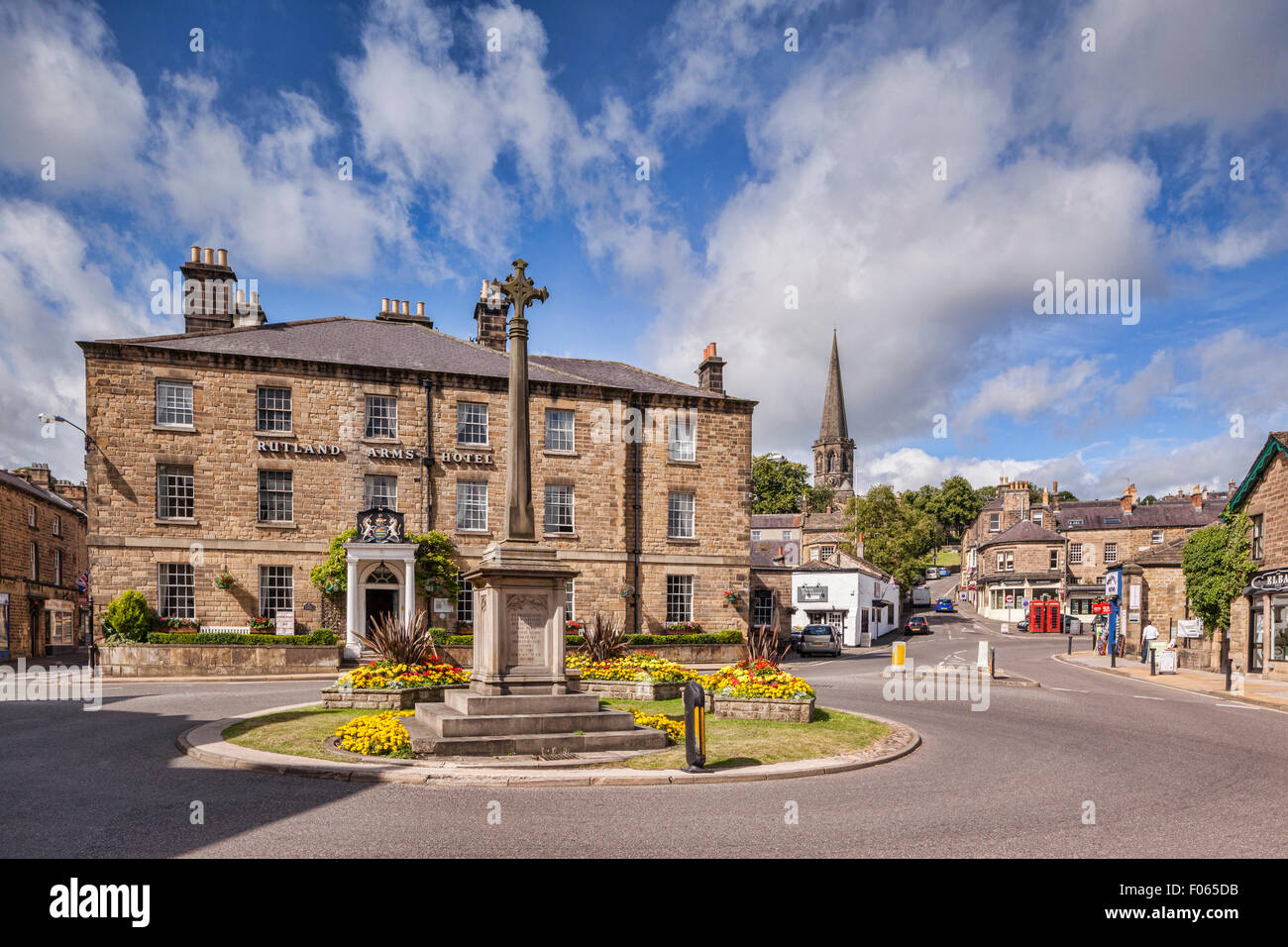 Il centro del Peak District città di Bakewell, con il Rutland Arms Hotel, Bakewell, Derbyshire, Inghilterra Foto Stock