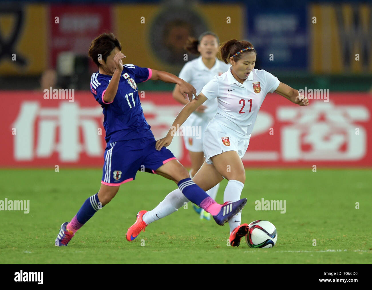 Wuhan, la Cina della provincia di Hubei. 8 Ago, 2015. Wang Lisi(R) della Cina compete durante la partita contro il Giappone nel 2015 EAFF(East Asian Football Federation) Donna East Asian Cup a Wuhan, capitale della Cina centrale della provincia di Hubei, e il Agosto 8, 2015. Credito: Cheng Min/Xinhua/Alamy Live News Foto Stock