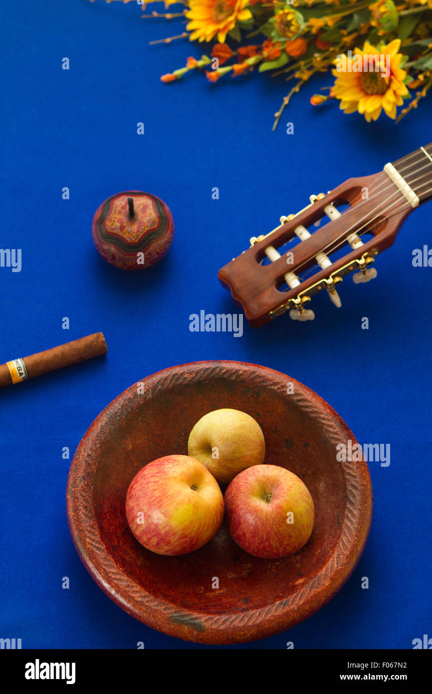 Latin American ancora in vita con chitarra, fiori, sigaro e mele Foto Stock