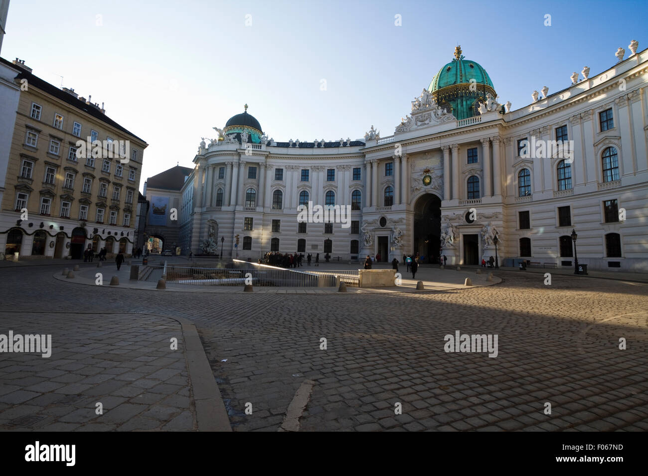 Palazzo di Hofburg visto da Michaelerplatz (St. Michael's Square) a Vienna Foto Stock