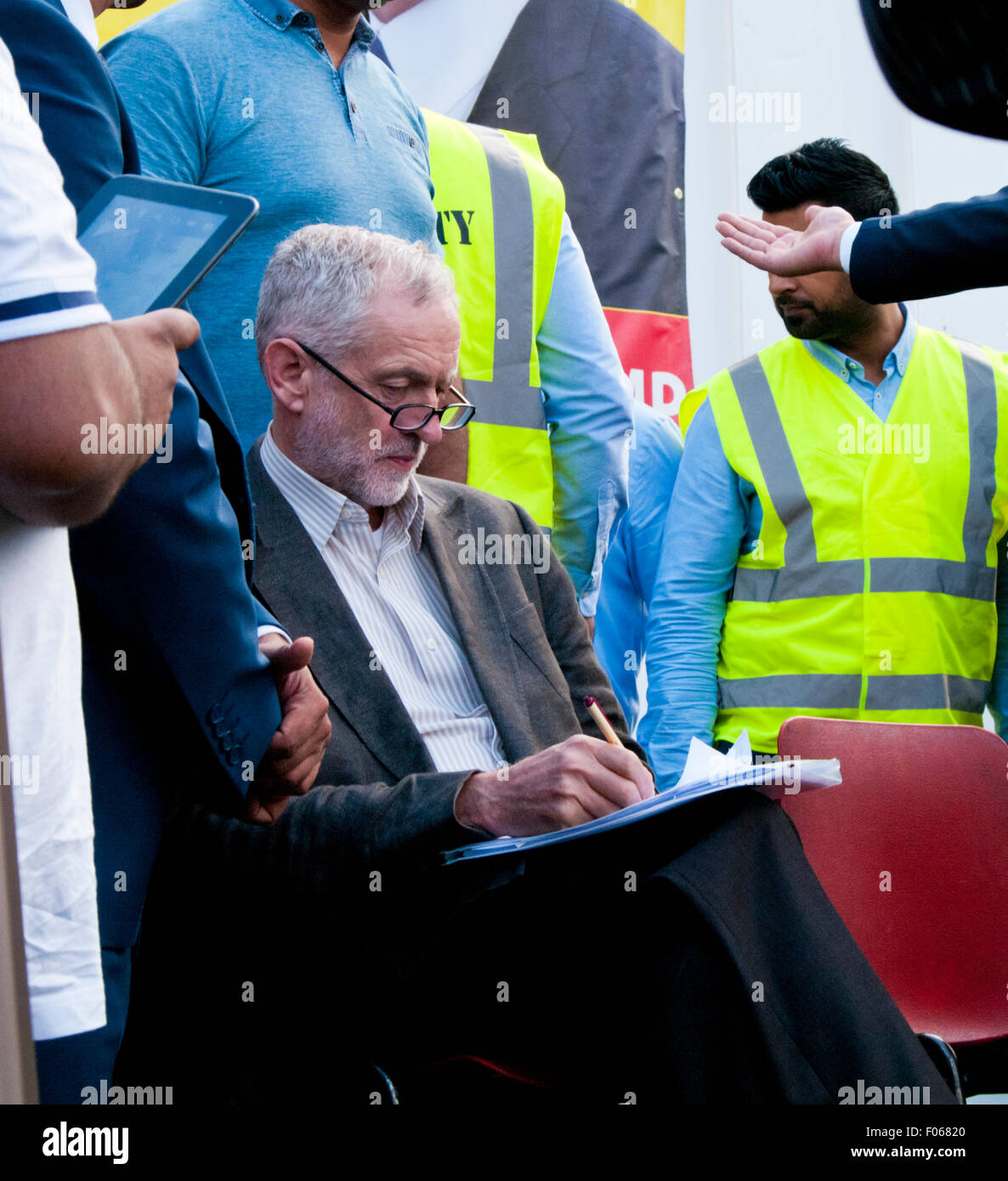 Jeremy Corbyn rende note prima di parlare alla comunità Karmand Centro Cricket Ground venerdì 7 agosto 2015, Bradford , West Yorkshire, Regno Unito. Egli è stato invitato ad affrontare i sostenitori in Bradford come parte della sua leadership per il Partito Laburista campagna. Credito: Graham Hardy/Alamy Live News Foto Stock