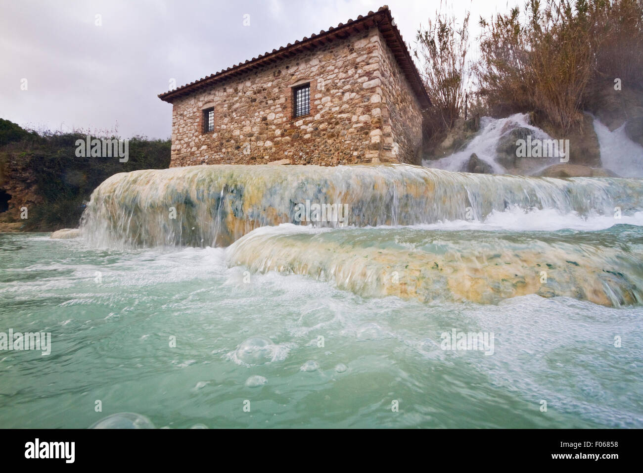 Acqua calda naturale piscine a cascate del mulino a Saturnia, Toscana,  Italia Foto stock - Alamy