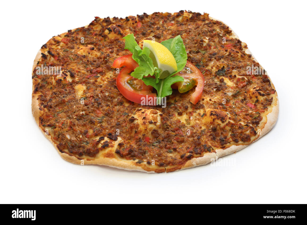 Lahmacun, turco carni macinate pizza isolati su sfondo bianco Foto Stock