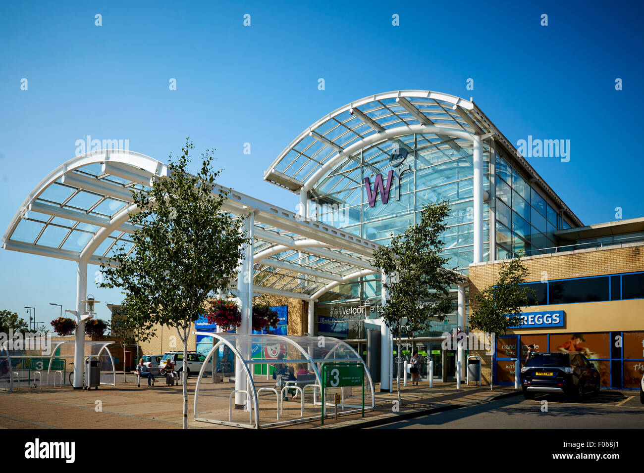T Rosa Bianca shopping centre in Leeds Yorkshire Regno Unito. Nella foto la parte esterna del centro commerciale negozi di shopping shopper store r Foto Stock